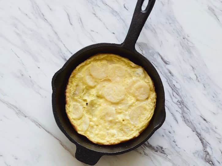 HGTVさんのインスタグラム写真 - (HGTVInstagram)「Shake up your kitchen routine with @FoodNetwork's 10 things to cook in a cast iron skillet. 🍳 Which dish is on the menu this weekend? 😋⁠⁠ ⁠⁠ 2) Fried Chicken 🍗⁠⁠ 3) Dutch Baby Pancakes 🍎 🥞⁠⁠ 4) Pan Pizza 🍕⁠⁠ 5) Spanish Tortilla 🥔 🥚⁠⁠ 6) Bibimbap 🍲⁠⁠ 7) Lasagna 🍅⁠⁠ 8) S'mores 🍫⁠⁠ 9) Panini 🥪⁠⁠ 10) Oatmeal 🥣⁠⁠ ⁠⁠ Discover the recipes when you visit the link in our profile (and select the photo with the cast iron skillets). 🔝 😍⁠⁠ ⁠⁠ 📸 Matt Armendariz⁠⁠ ⁠⁠ #FreshStart #castiron #castironskillet #castironcooking #castironrecipes #recipes #foodnetwork」2月20日 3時07分 - hgtv