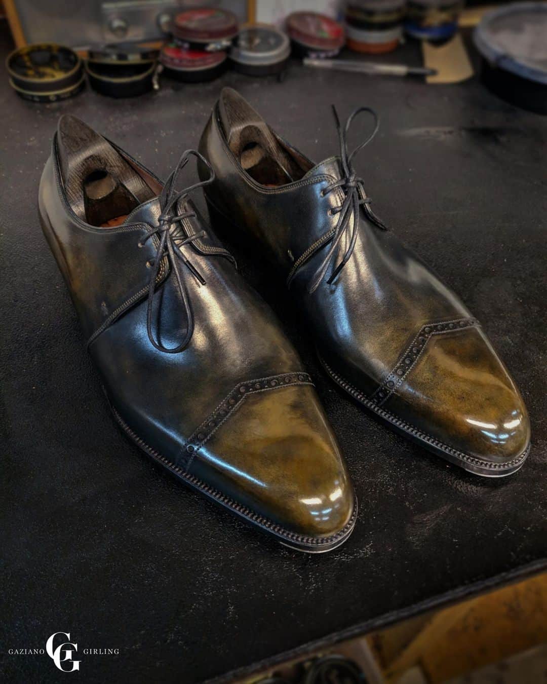 ガジアーノ&ガーリングのインスタグラム：「A bespoke Rogers in a high contrast beluga patina with a coconut lining. . . . . . . . . . .  #menstyle #classicshoes #elegantshoes #handwelted #handmadeshoes #classicfootwear #stylish #shoemaker #mensfootwear #bespokemakers #fashion #brspokemakers #bespokeshoes #mensfashion #madeinengalnd  #mensshoes #menswear #shoesoftheday #shoestagram #shoestyle #shoes」