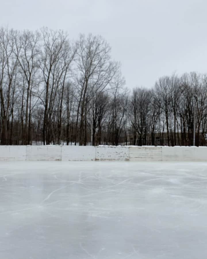 ナターシャ・ピュリッチのインスタグラム：「Got the chance to skate on ice safe enough to do what I love most this week with @bryce.chudak.   Thank you @stephanievalois, @kellyannlaurin and @loucas_ethier for sharing the ice with us. 🍀🙌🏻  #figureskating #covid #workingtogethertogetitdone #figureskating #motivateeachother #patinagequébec  #fullheart」