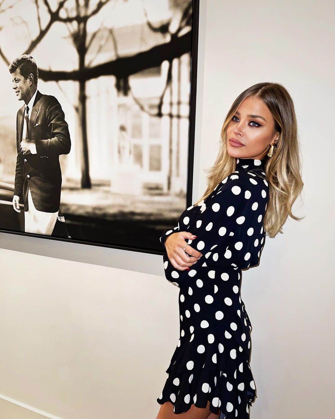 ソフィア・ミロシェヴィッチのインスタグラム：「Princezo javi se... @prettylittlething」