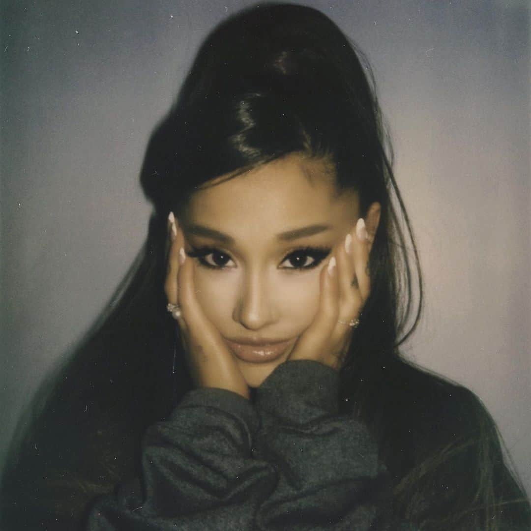 Alfredo Floresさんのインスタグラム写真 - (Alfredo FloresInstagram)「#positions deluxe out today and big happy birthday week to the entire thank u, next era. history on history. proud of u.  📸 @arianagrande」2月20日 3時21分 - alfredoflores