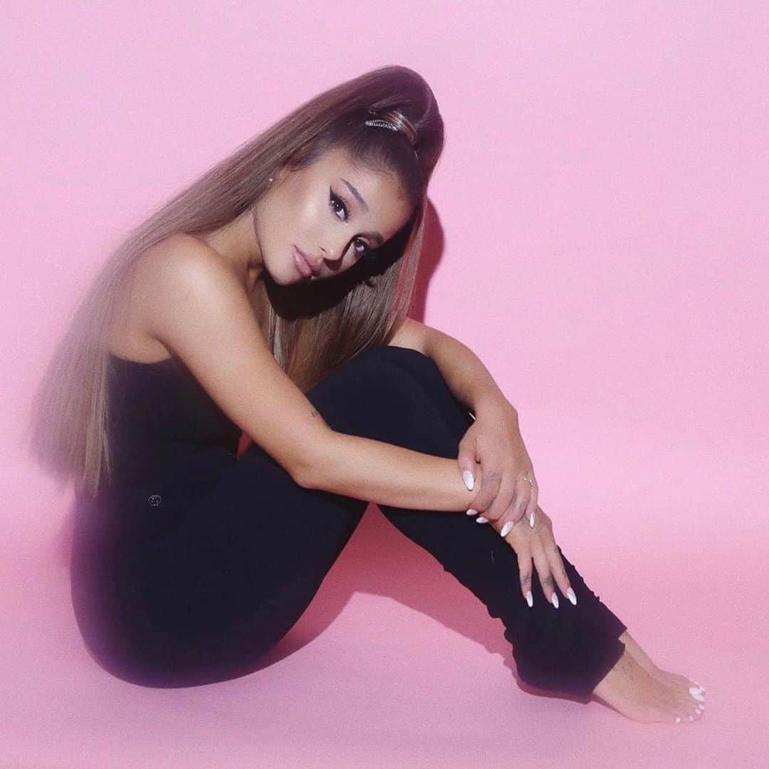 Alfredo Floresさんのインスタグラム写真 - (Alfredo FloresInstagram)「#positions deluxe out today and big happy birthday week to the entire thank u, next era. history on history. proud of u.  📸 @arianagrande」2月20日 3時21分 - alfredoflores