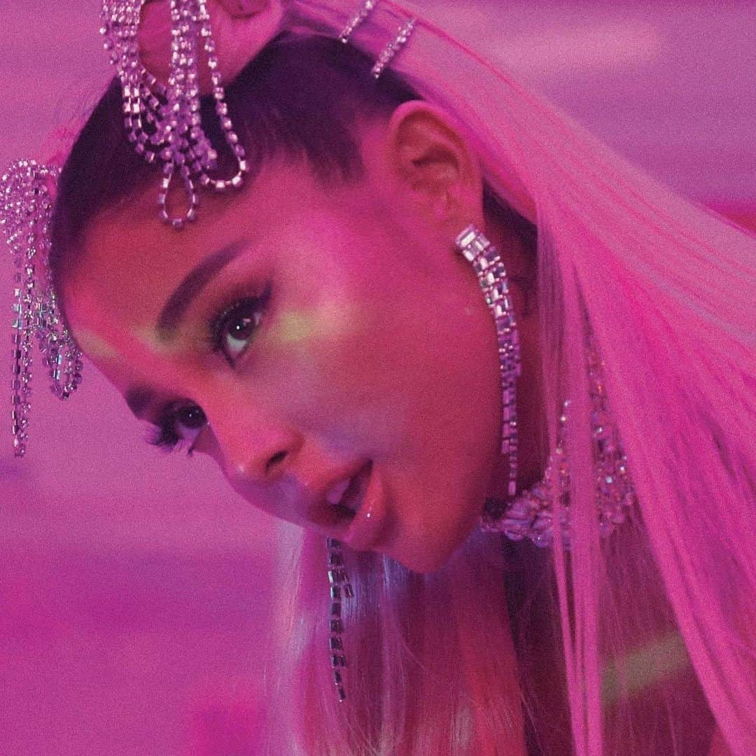 Alfredo Floresさんのインスタグラム写真 - (Alfredo FloresInstagram)「#positions deluxe out today and big happy birthday week to the entire thank u, next era. history on history. proud of u.  📸 @arianagrande」2月20日 3時21分 - alfredoflores