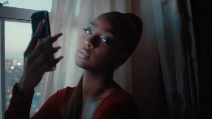 Fashion Weekのインスタグラム：「Paris Hilton and fashion’s favorite flip phone @motorolaUS #razr are reunited in @christiancowan’s latest February 2021 collection. Be sure to check it out on NYFW.com. #motopartner」