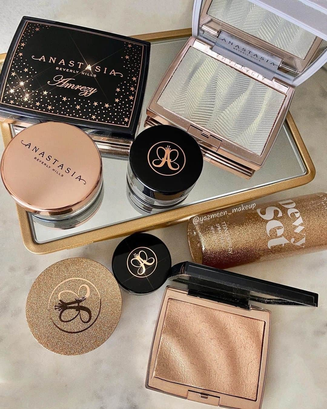 Anastasia Beverly Hillsさんのインスタグラム写真 - (Anastasia Beverly HillsInstagram)「"We are sisters but not twins.🤍🖤 I love my new #anastasiabeverlyhills "Iced Out" Highlighter as much I love my Amrezy (rose gold shimmer) one. It’s absolutely stunning! I literally gasped when I opened it up for the first time. For an even more intense glow, I wet my brush with a Setting Spray before applying the product. it’s definitely worth the splurge. If you’re highlight obsessed like myself, you can’t go wrong with a good gold highlight." - @yazmeen_makeup  Thank you for this glowing review and and gorgeous pic! 🤍🖤🤍🖤  #anastasiabeverlyhills #anastasiabrows #ABHIcedOut #browfreeze」2月20日 3時23分 - anastasiabeverlyhills