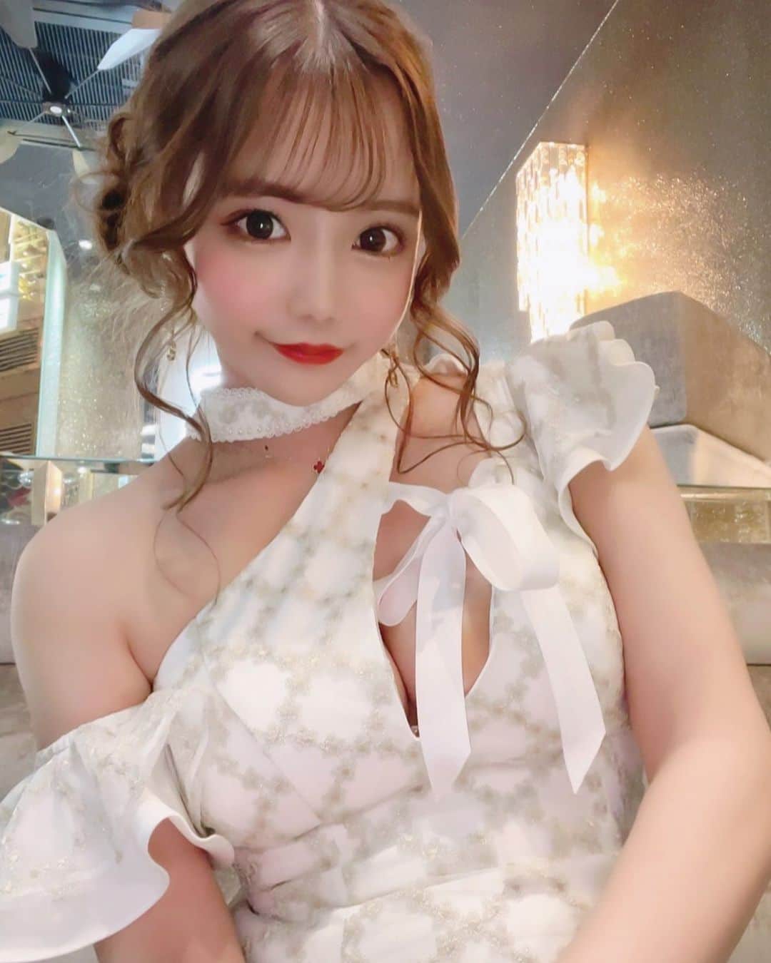 桜木せりなのインスタグラム：「🤍 . . . #robedefleurs #ヘアアレンジ #インスタ映え #名古屋 #錦 #錦3 #salondegold #キャバクラ  #キャバ嬢 #クラブ  #ニュークラブ #ラウンジ #自撮り #シャンパン #歌舞伎町 #六本木 #銀座 #北新地  #ミナミ #中洲 #すすきの #followforfollowback #いいね #followｍe #follow #かわいい #instalike #instagood #likesforlike」