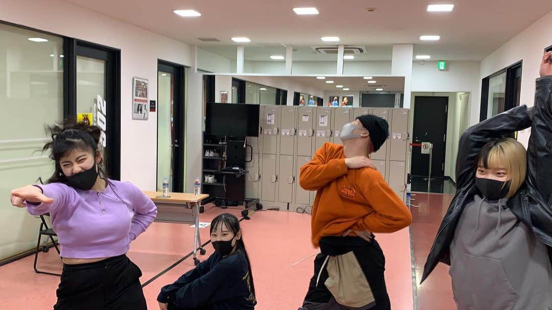 Tokyo School of Music&danceさんのインスタグラム写真 - (Tokyo School of Music&danceInstagram)「* * ダンス科の学生に、 「公式SNSに載ってくれる   学生募集してまーす！」 なんて声かけたところ、 とある動画を撮らせてくれました☺️💕 * その動画は近日公開します〜〜👏🏻👏🏻 今日はその一部分を 写真でお送りしますっ🏃🏻‍♀️🏃🏻‍♂️💨 * 決めポーズを バチバチにきめてもらってますが 一体なんでしょうか？👀👀 * * #20210219 #tsm #tsm西葛西 #tsm西葛西校 #東京スクールオブミュージックandダンス専門学校 #tokyoschoolofmusicanddance #音楽 #ダンス #俳優 #声優 #エンタメ #エンターテイメント #専門学校 #music #dance #actor #actress #voiceactor #voiceactress #entertainment #entertainer #school #schoollife #student #studentlife #dancer #dancevideo #dancerslife #💃🏻 #🕺🏻」2月19日 18時28分 - tsm_musicdance