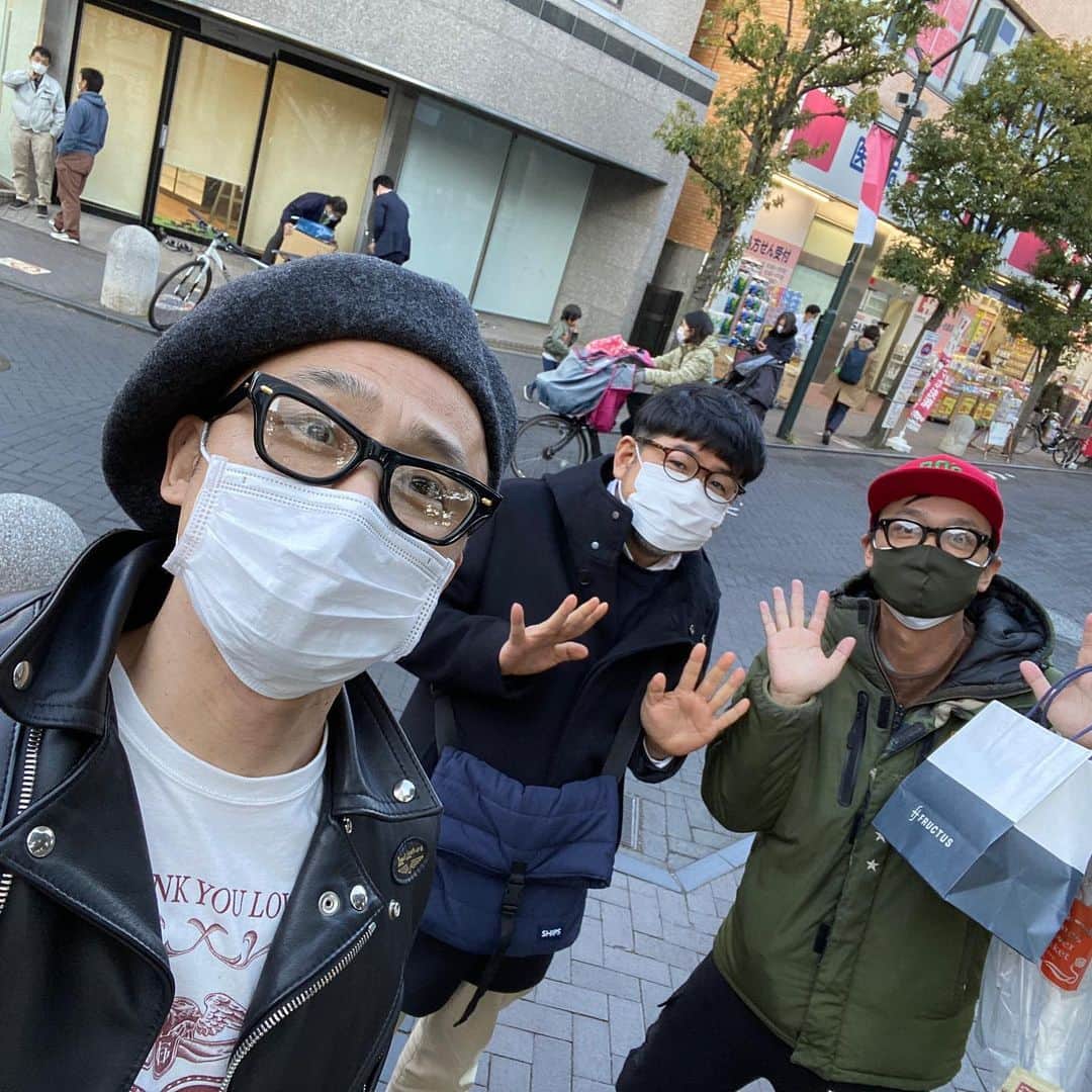 野村浩二のインスタグラム：「岡安が元気そうで良かった！ 仲の良い近所のオジサンと３人でお茶してきた。 #江戸むらさき野村　#ななめ45ﾟ 岡安」