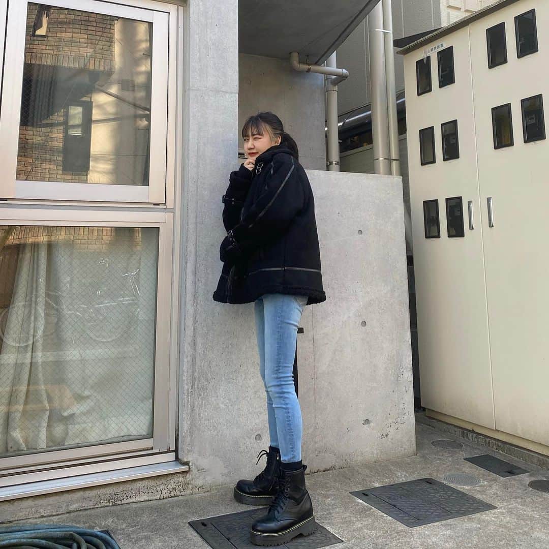 河崎みーなのインスタグラム：「このパンツ伸縮性抜群すぎて動きやすいし普段使いもしやすいから嬉しい🤍 @_wheir_  . .」