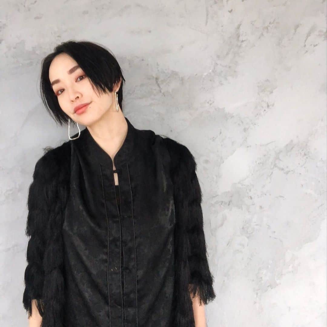 のインスタグラム：「・﻿ ショートにすると、﻿ すぐ切りたくなっちゃうな😇﻿ ﻿ 今回もスッキリ〜 ちょっ早CUT！ ありがとうございました✂︎ @bloc_japon ﻿ ﻿ ﻿ ﻿#ショートヘア#ショートカット」