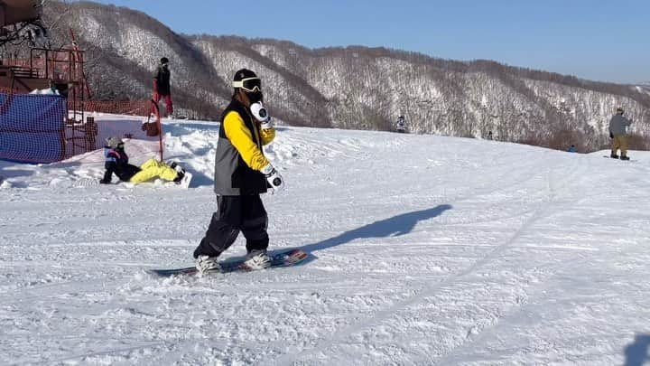 chisatoのインスタグラム：「🏂 @toyfilms 🐇 トイフィルム一本撮り🎞 スノキャンの日にトーイさんに遭遇して 一本だけ撮影してもらったよ🔥  夫婦2人してGDGDなので またリベンジさせてください🤣🤣笑 次はご要望頂いたteamYONEXの撮影… よろしくお願いします🤟🏾💕 . . . . 👧height→160cm 🏂board→142cm(48cm,9,-9) 👕jacket→L 👖pants→L :::::::::::::::::::::::::::::::::::::::::::::::::::::::::::::☻ ✔︎ @yonex_snowboard_gt #YONEX #DECLIC #YONEX女子 #ヨネ女 #yonexsnowboard ✔︎ @bsrabbit @milesinseoul #비에스래빗 #bsrabbit #ビエスラビット #bsrabbitjapan ✔︎ @superb_shintaro #superb ☻::::::::::::::::::::::::::::::::::::::::::::::::::::::::::::: #fashion #snowboard #snowboarder #groundtrick #스노우보드 #스노우보더 #スノーボードウェア #スノーボード #グラトリ #グラトリ女子 #グラトリ男子 #スノボ女子 #グラトリ練習中 #グラトリ女子盛り上げ隊  #韓国ファッション #滑雪 #ストリートファッション#单板滑雪#ちさトリック」