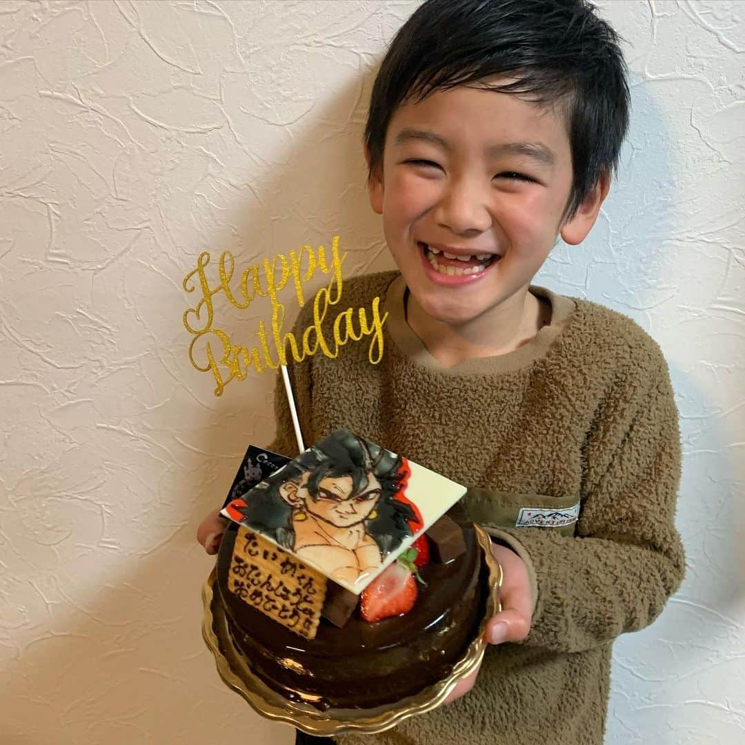 くんちゃんさんのインスタグラム写真 - (くんちゃんInstagram)「・ ・ ・ 2021/02/19 ・ Happy Birthday♥ ・ 今日は息子の8歳の誕生日𓐐 ・ いつも本当にﾏﾏには 優しい小さな彼氏的な存在♥ ・ 年下の子をかわいがったり お友達にも優しく 妹ともたくさん遊んでくれて 素直でやんちゃで 元気いっぱいに育ってくれて嬉しいな𓅿 ・ ・ でも、最近だんだん反抗するようになって 嘘もたまにつくように←すぐﾊﾞﾚるけど ・ 悪知恵もついてきて 困らせることも増えてきたけど それも成長の1つなのかと思い 一緒にいろんな意味で成長していこうね𓅼𓇠 ・ ・ まだまだ甘えん坊さんで ﾁｭｳやﾊｸﾞもたくさんしてくれるし 言う事聞かない時 ﾏﾏが抱っこするよ〜っていうと すぐに言う事聞いてくれる愛おしい息子♥ ・ ・ ・ いつまでも元気いっぱい健康で 優しい人に育っていってね𓎤𓐐 ・ ・ ・ 大好きなﾄﾞﾗｺﾞﾝﾎﾞｰﾙの絵に ご満悦な息子𓇠 ・ ・ ｽﾄｰﾘｰでは、たくさんの 息子へのお祝いﾒｯｾｰｼﾞありがとうございます♥ ・ ちゃんと読ませてもらって 順番にお返事していってます𓅼 ・ ・ ・ ・ #locari#ママリ#mamagirl#お誕生日#誕生日#8歳#小学生#息子#小さな彼氏#男の子#ケーキ#ドラゴンボール#こどものいる暮らし#スイーツ#チョコレートケーキ」2月19日 18時33分 - kunchan1203