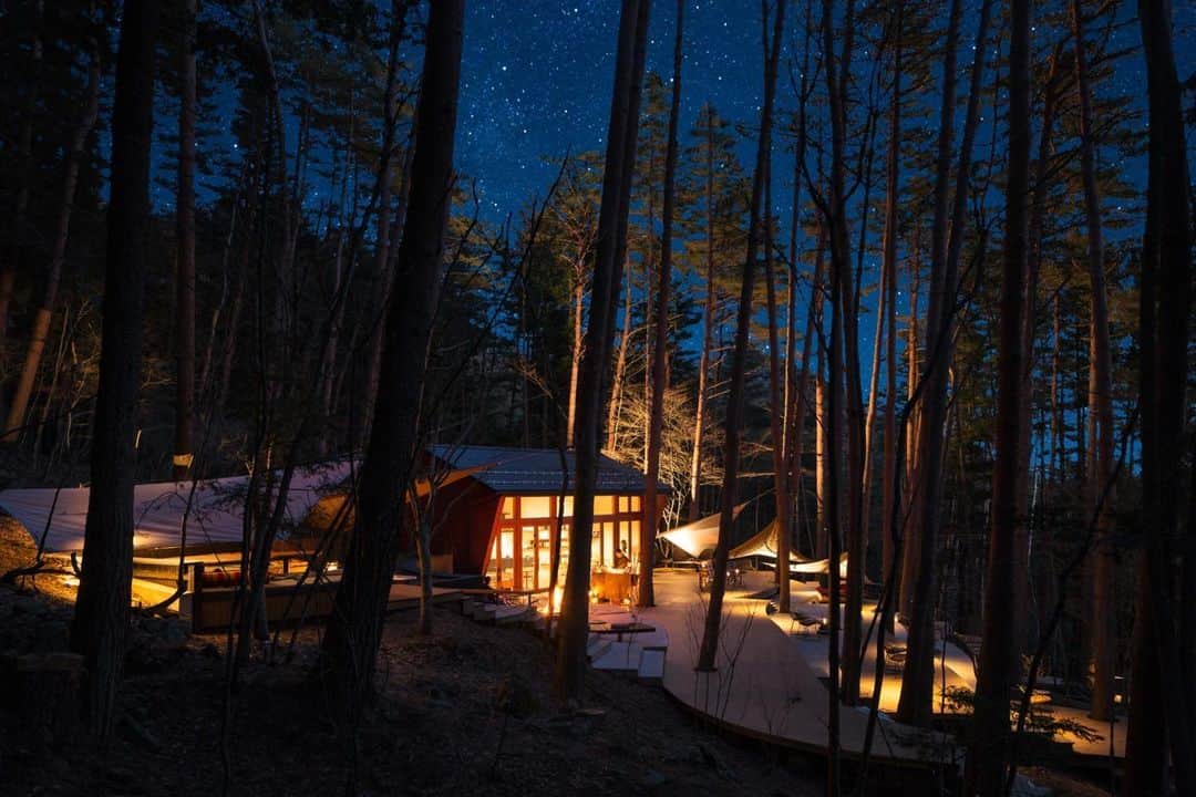 HOSHINOYA｜星のやのインスタグラム：「Stargazing in the forest. #hoshinoyafuji #fuji #mtfuji #fujisan #glamping #hoshinoya #hoshinoresorts #star #星のや富士 #グランピング #星のや #星野リゾート #星」