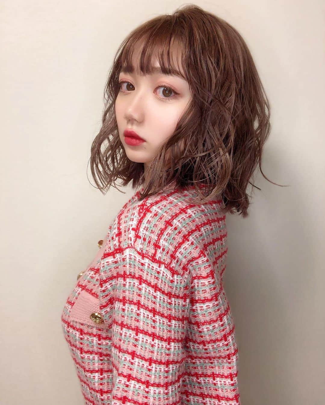 のインスタグラム：「イメチェン💗  久々にボブだよ✂️どうかな？？ 久々にブリーチもしたよ！ 写真じゃ伝わりづらいね💦  @motapan さんいつもありがとうございます！！」