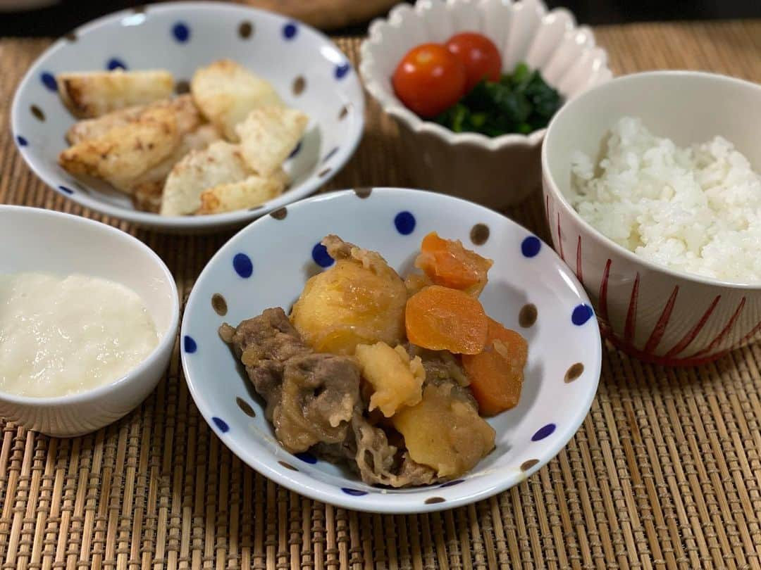 Moeさんのインスタグラム写真 - (MoeInstagram)「. #今日の晩ご飯 . ・肉じゃが ・ほうれん草のおひたし ・長芋の揚げ焼き ・とろろ ・米 . . 長芋消費祭り💣 長芋は手が痒くなるイメージ あって、家ではあんまり使わな かったけど、美味しいね🤤 . ビニール手袋してすった🧤 . 体重が徐々に増えていったかと 思うと突然減ったり、よくわからんけど、じわじわ増えてる😨 . 毎日バレンタインにもらった チョコ消費してるからかなあ笑 . . #妊婦 #マタニティ #マタニティアカウント #ぷんにー #ぷんにーらいふ  #妊娠初期 #妊娠中期 #妊娠後期 #妊婦生活 #後期つわり  #2021年4月出産予定  #令和3年4月出産予定  #令和3年ベビー #初マタ #妊婦さんと繋がりたい #初マタさんと繋がりたい #長芋 #とろろ #プレママ #妊婦飯 #妊婦ごはん #妊婦検診 #たまひよ公式インスタグラマー  #体重管理に苦しむ妊婦  #31w #妊娠31週」2月19日 18時39分 - pimoemoe