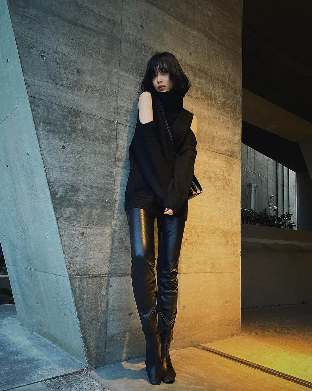 のインスタグラム：「久しぶりの私服。 黒い。。 outer @ys_theofficial  knit @oakandfort  pant @calzedonia  shoes @rouje  bag @ysl #岬優私服」