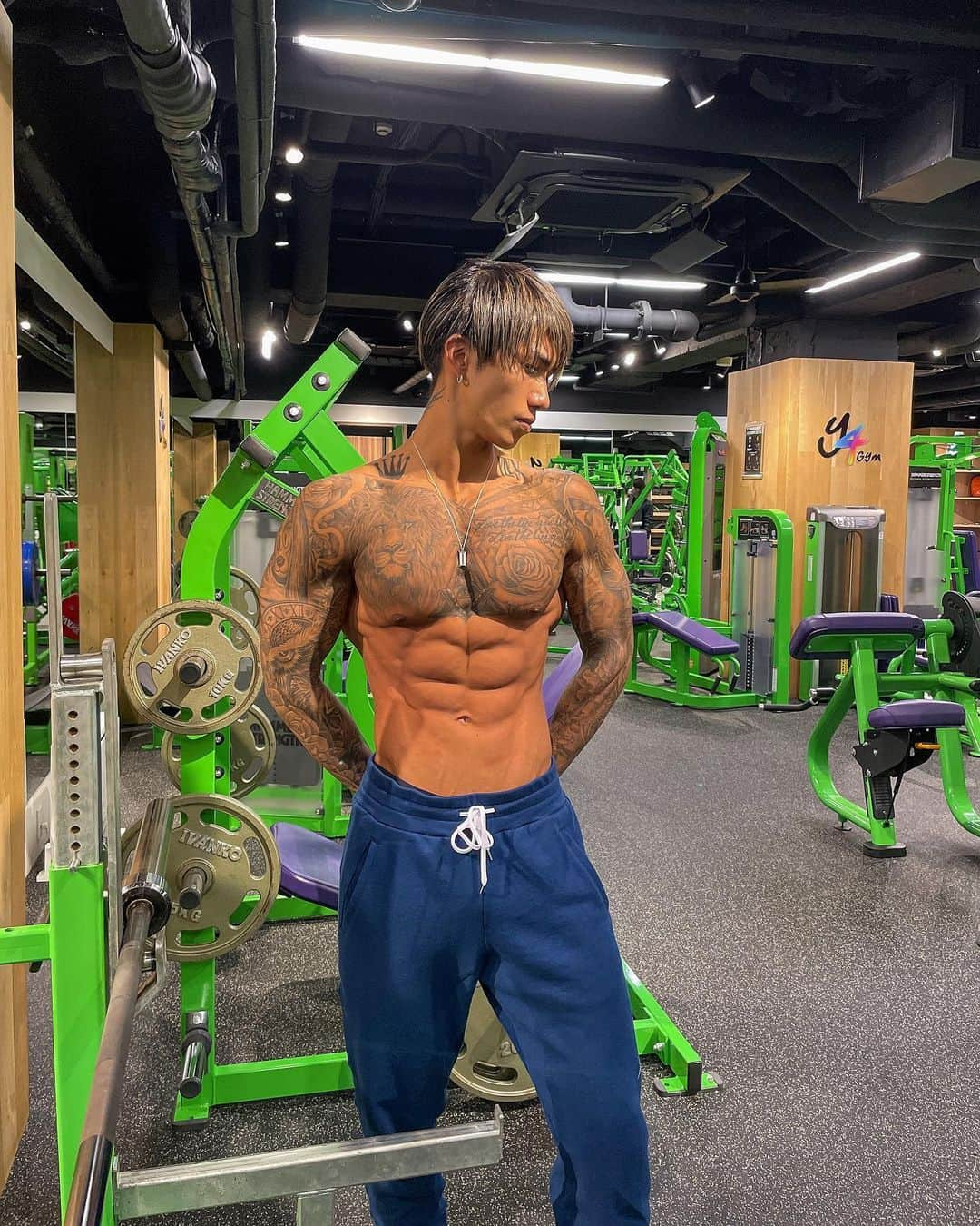 諸岡 昌紀さんのインスタグラム写真 - (諸岡 昌紀Instagram)「@y4gym_store   普段マシントレーニングを殆どやらないので私からしたら  #ジムニーランド  ⚠︎撮影中のワンシーンの為 一時的にマスク外しております  #バランス #ダイエット #yoshikiのダイエット記録 #2021 #マッチョ  #筋肉 #筋トレ #トレーニング #ワークアウト #フィットネス #筋トレ男子 #マッチョ #腹筋 #tattoo #タトゥー  #筋肉モデル  #フィットネスモデル  #スポーツモデル #フィジーク  #ファッションモデル  #モデル #model #美容 #パーマ男子  #workout  #training #fitness  #パーソナルトレーニング  #パーソナルトレーナー」2月19日 18時41分 - yoshiki.fit