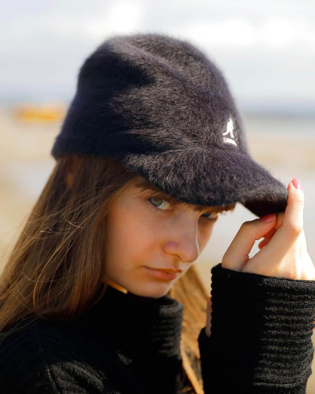 CLUÉLmagazineさんのインスタグラム写真 - (CLUÉLmagazineInstagram)「大人女子におすすめしたいカジュアルな帽子の選び方📝 ボーイッシュなキャップは、シックな黒のファー素材を選んで大人っぽく。素材特有のエレガンスはそのままに、着こなしに加えるだけで程よく抜け感をプラスできる。 まだまだ寒い日が続くこの時季は、モコモコのアイテムで見た目から温かさをまとって♡ . from vol.32 ・・・・・・・・・・・・・・・・・・・・・・・・・・  #cluel #クルーエル #cluelmagazine #クルーエル女子 #fashion #ファッション好き #ファッション雑誌 #おしゃれ #グッドガール #冬コーデ #キャップ女子 #ファーキャップ #大人カジュアル #モコモコ #モノトーンコーデ #ボーイッシュ女子 #シンプルが好き  こちらのアカウントもフォローしてね！ @cluel_homme @navys_magazine」2月19日 18時42分 - cluelmagazine