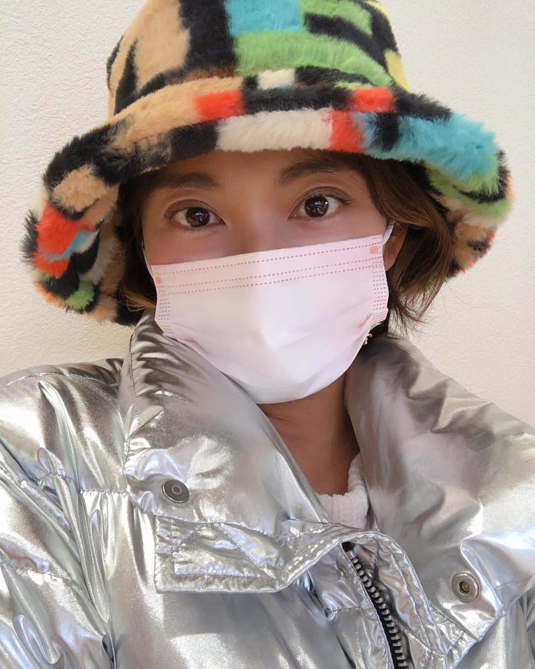 エマ中岡優姫のインスタグラム：「今週はサニ坊が風邪で ダウンでほとんどつきっきりだったな〜😭！ 昨日初めて車検出したよ🤣🚗 今まで車持ってなかったけんね🤣 車も人もちゃんとメンテナンス せんといけんね🚗👯‍♀️ 今日サニ坊は昨日より だーいぶ元気になったよ🌞 心配してくれたみんな ありがとう☺️❤️ 今週末イルミネーション 行きたかったけど またお預けだなぁ〜✨😭 まぁサニ坊が元気でいてくれれば それで十分ですが❤️ てかこのシルバーのダウン お気に入りだけど 派手！ってびっくりされるw いや、かわいかろ〜❤️ #男の子ママ  #車検  #雪道  #サングラス  #オークリー」