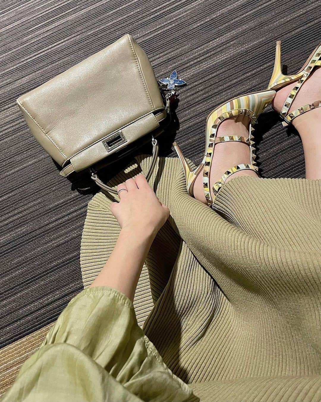 稲川千里さんのインスタグラム写真 - (稲川千里Instagram)「. . Green mood💚 #fendi #ピーカブー #valentino #グリーンコーデ #春コーデ #ママコーデ #mercuryduo #春ワンピース #姉妹ママ」2月19日 18時45分 - chiicamera