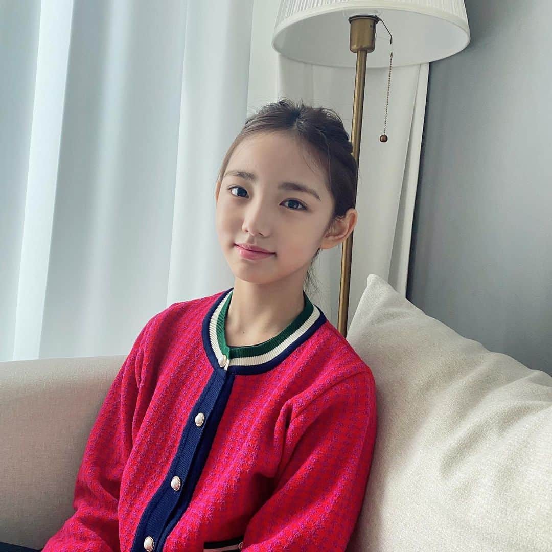ウンチェのインスタグラム：「. 머리 땋으니 참하네 , 참해😝  #어제사진 #일상 #daily #딸스타그램 #키즈모델 #주니어모델 #아역배우 #이은채」