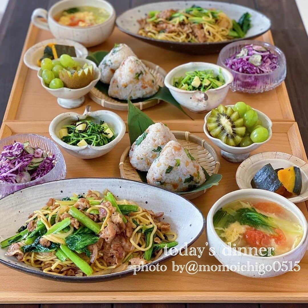 YASUKO TAKESUEのインスタグラム：「. こんばんは🥰💕. 今日の晩ごはん♬ . . 🌟小松菜と豚肉の塩焼きそば. 🌟梅干しと天かすのおにぎり. 🌟紫キャベツと切り干し大根のサラダ. 🌟豆苗とチーズの塩昆布和え. 🌟かぼちゃ煮物 🌟青梗菜のスープ 🌟フルーツ . . .  #晩ごはん#晩ご飯#夜ごはん#よるごはん#夕食#おうちごはん#お家ご飯#うちご飯#おうちご飯lover#おうちご飯記録#食卓#手料理#手作りご飯#料理写真#器好き#器集め#献立#家庭料理#food #foodpic#foodstagram#food photography#followme #instagood #奥田章 #古谷浩一」