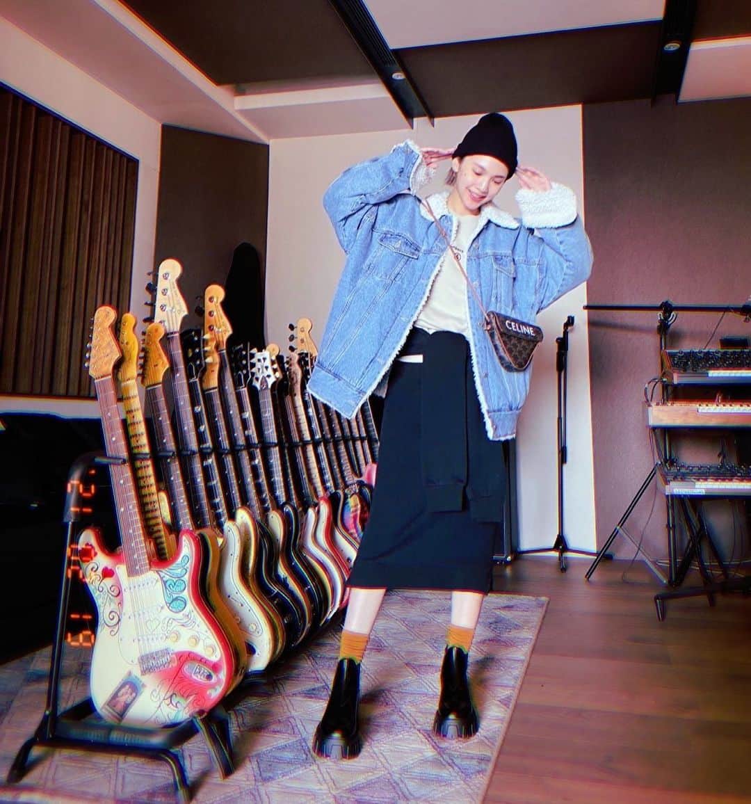 レイニー・ヤンのインスタグラム：「今天長這樣😚  #ootd #穿搭照」