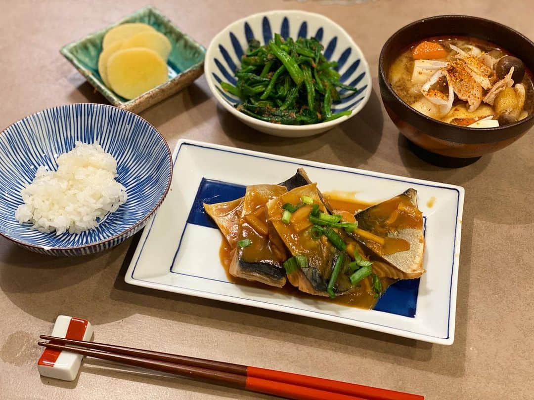 のインスタグラム：「今日のごはん。さば味噌煮定食🐟  地元のスーパーで魚売り場のおじちゃんにいつもおすすめを聞くのですが、今日は鯖をオススメされ、3枚におろしてもらって、生姜いっぱいいれてさばの味噌煮に。😋  里芋入りの豚汁と、ほうれん草のおひたしとともに。✌️  脂がのってておいしかったー！ おじちゃんオススメしてくれてありがとう。 あーほっこり。満足。😋💕  #あべゆきごはん #ごはんの少なさよ #もっと食べたかった #妊娠後期#体重コントロール中#プレママ  #ほっこり和食#おうちごはん#おうちごはんlover#和定食#和食#妊娠中の食事#おうちじかん#ていねいな暮らし」