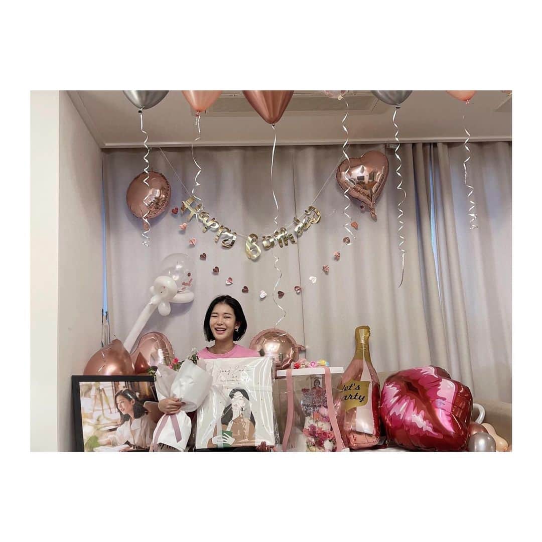 チョン・ユジンのインスタグラム：「사랑하는 플로리아 식구들❤️ 한없이 부족한 배우지만 이렇게나 멋지고 행복한 생일 보낼 수 있게 해줘서 너무 고마워요 💕 많은 작품으로 그리고 항상 부끄럽지 않고 선한 영향력을 주는 배우가 될게요! 그리고 다들 보고싶어요! 감사하고 사랑해요❤️ 조금만 기다려요! 다가오는 설강화 촬영 열심히 찍고 있어요! 멋지게 나올거양~~~😍💕」