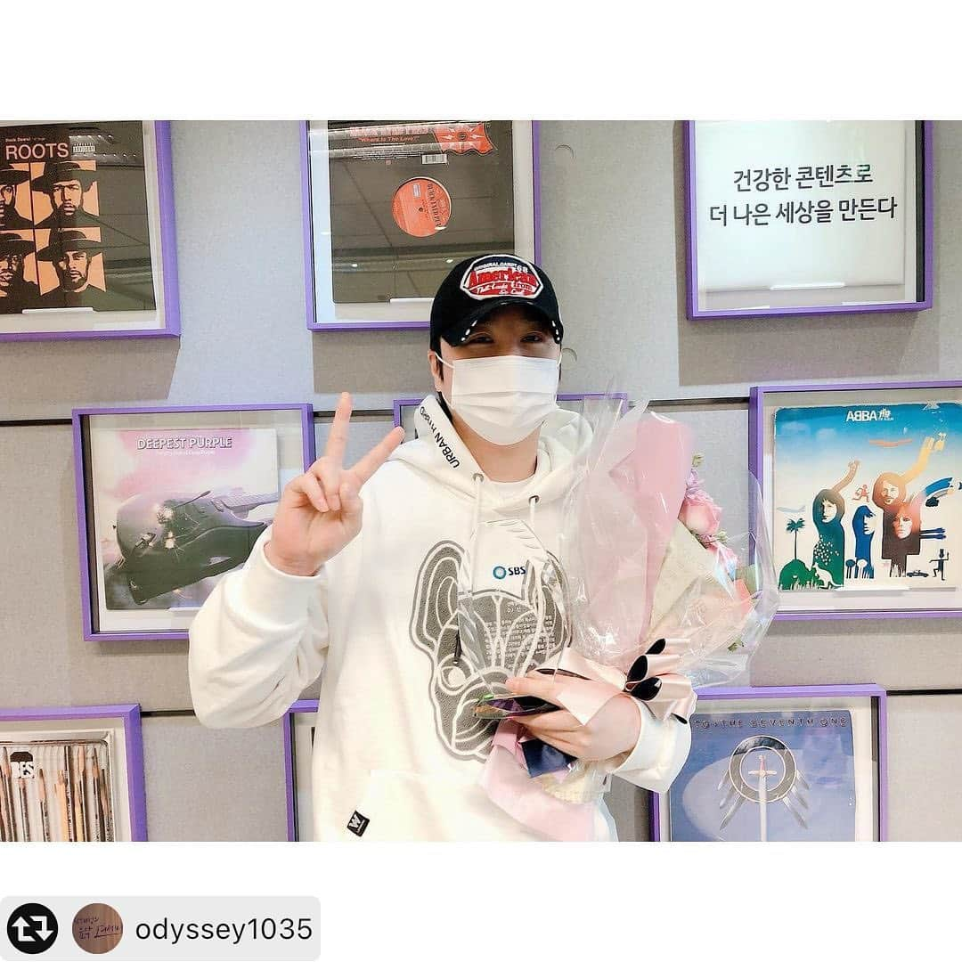 シン・ヘソンのインスタグラム：「#리그램 - @odyssey1035 - 우리 셩디 감사패 받았대용 😭 오늘 마지막 생방송으로 진행되는 음악 오디세이 꼭 함께해주세요 🧡 8시 30분에 만나요 ‼️ #신혜성의음악오디세이 #음악오디세이 #신혜성」