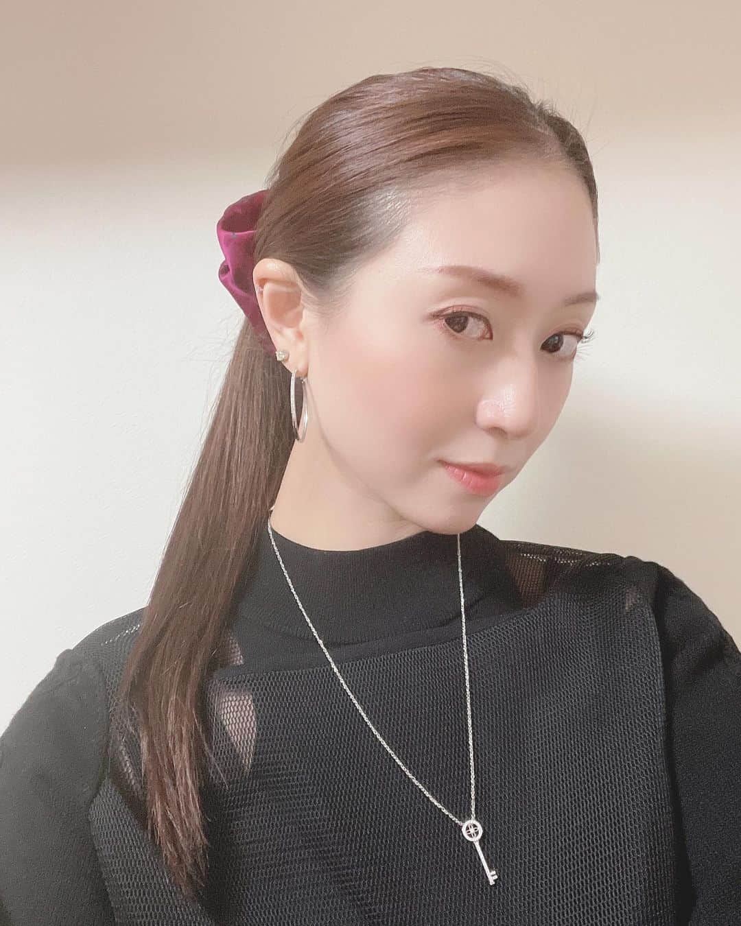 のインスタグラム：「今日はpurpleDay🍇🍷  なぜなら… 宙組観劇だったから。  『アナスタシア』素敵でした！！ 宝塚は本当に夢の世界♡  myブランドDINEIGEの葡萄シュシュやツイリーもご好評頂いております💜  画像のBag。 Cosmos purpleは在庫かなりわずかですので是非気になる方はこちらのアカウントのプロフィール欄にありますHPからご覧下さいね💜 @dineige_dai   #宝塚 #宙組 #パープル」