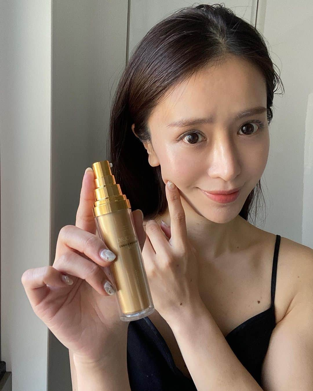 丸山悠美さんのインスタグラム写真 - (丸山悠美Instagram)「ドクターシーラボの新商品﻿ リフトケア美容液 #エンリッチメディカリフトセラム﻿ 一足早くお試しさせていただいております✨﻿ （2月18日に新発売です！）﻿ ﻿ 30代を過ぎてから﻿ 顔の悩みはひたすら、たるみ、たるみ、たるみ...﻿ 顔全体のゆるみは﻿ 肌の土台と表面の両方のゆるみによる﻿ 雪崩のような肌構造の崩れが原因だそうです。﻿ お肌はお家みたいなイメージなんですね。﻿ ﻿ こちらの #エンリッチメディカリフトセラム は﻿ 日本初配合（！）の成分が入った﻿ 肌の土台と表面、ダブルに働きかける頼もしい﻿ リフトケア美容液とのことで🥺﻿ ﻿ 張り切って使いはじめて、２週間ほど経ちました。﻿ ﻿ みずみすしい感触で、吸い込まれるようにスッとすばやく浸透。﻿ 朝使っても全然ベタつかず、ベースメイクとの相性も良い！﻿ ほっぺたを何回も眺めたくなるくらい！﻿ ハリとツヤを実感しています。﻿ ﻿ ドクターシーラボは﻿ ビタミンC APPSが入った炭酸泡洗顔も﻿ 大好きで愛用しています☺️﻿ ﻿ @drcilabo_official﻿ #ドクターシーラボ #エンリッチメディカリフトセラムたるみケア #おうち美容 #PR #たるみケア #スキンケア #美容液 #美容 #ホームケア #オススメホームケア #オススメ美容液 #美容好きな人と繋がりたい #美容好きさんと繋がりたい #skincare #beauty #30代 #30代ママ」2月19日 18時56分 - maruyumi