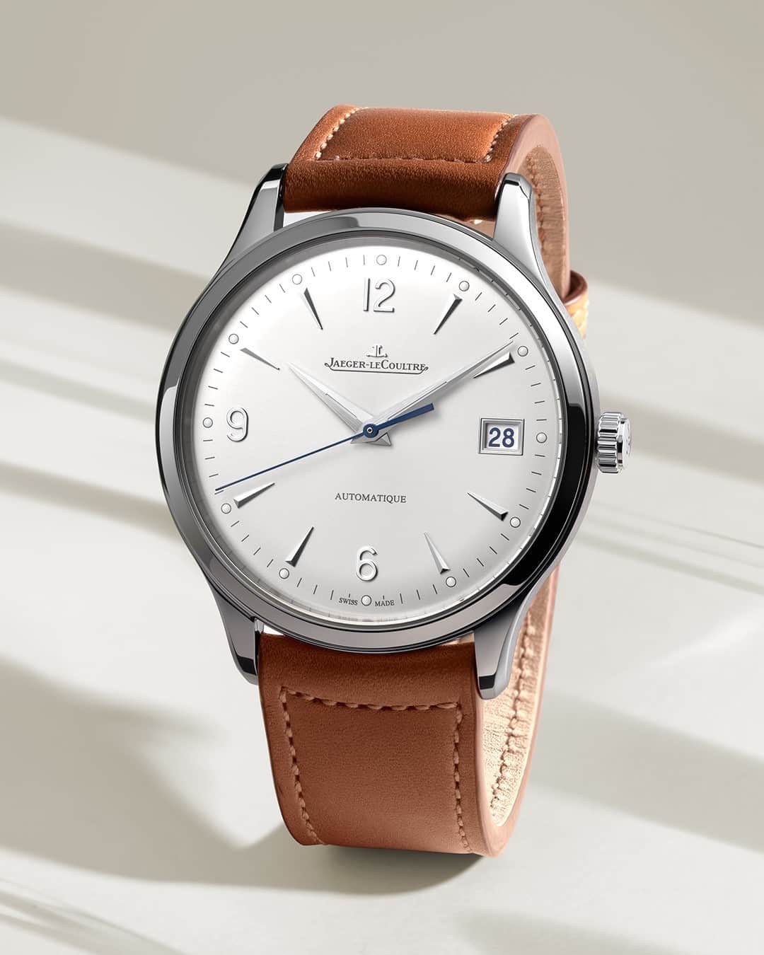 ジャガールクルトのインスタグラム：「Delightful balance. #MasterControl  _ Master Control Date _ Featuring a silvery-white colour palette, minimalistic design and refined details, entirely for the urban sophisticate. _ #JaegerLeCoultre #MasterControl #HomeofFineWatchmaking #SwissWatch #ValleeDeJoux #Watchmaking #Craftsmanship #SavoirFaire」