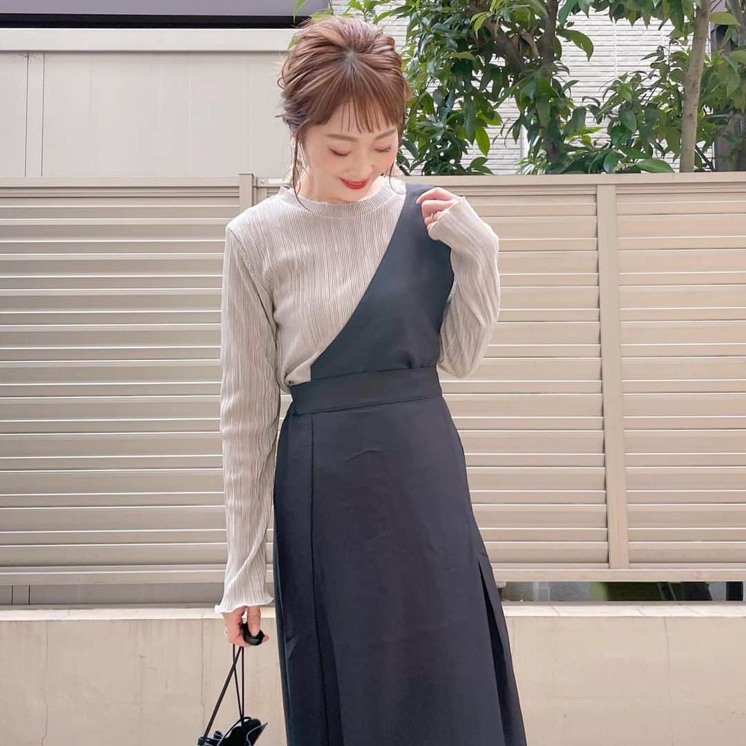 Kikuno Sayumiさんのインスタグラム写真 - (Kikuno SayumiInstagram)「〻pleats blouse〻 ・ ・ ・ @classicalelf_official のプリーツブラウス𓂃 ・ 細めのプリーツがシンプルなのにおしゃれに見えるデザイン✨さらっとしてて着心地も良いよ🙆‍♀️ ・ 袖のメロウデザインや少し長めになってて萌え袖になるのもお気に入りポイント♡細見え効果もあるよ❕ ・ 豊富なカラバリ６色展開でインでもアウトでも決まりやすい丈感で1枚あると便利😆 ・ ・ ・ #ファッション#コーデ#fashion#ママ#ママコーデ#プチプラコーデ#大人カジュアル#ヘアアレンジ#大人可愛い#シンプルコーデ#クラシカルエルフ#classicalelf#エルフコーデ#ブラウス#ブラウスコーデ  #フリルブラウス#locari #ロカリ#大人コーデ#大人カジュアル#PR #お洒落さんと繋がりたい#春コーデ」2月19日 19時00分 - sayumikikuno