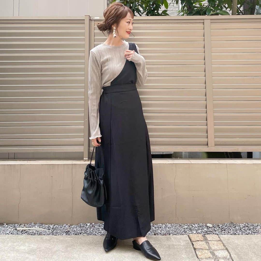 Kikuno Sayumiさんのインスタグラム写真 - (Kikuno SayumiInstagram)「〻pleats blouse〻 ・ ・ ・ @classicalelf_official のプリーツブラウス𓂃 ・ 細めのプリーツがシンプルなのにおしゃれに見えるデザイン✨さらっとしてて着心地も良いよ🙆‍♀️ ・ 袖のメロウデザインや少し長めになってて萌え袖になるのもお気に入りポイント♡細見え効果もあるよ❕ ・ 豊富なカラバリ６色展開でインでもアウトでも決まりやすい丈感で1枚あると便利😆 ・ ・ ・ #ファッション#コーデ#fashion#ママ#ママコーデ#プチプラコーデ#大人カジュアル#ヘアアレンジ#大人可愛い#シンプルコーデ#クラシカルエルフ#classicalelf#エルフコーデ#ブラウス#ブラウスコーデ  #フリルブラウス#locari #ロカリ#大人コーデ#大人カジュアル#PR #お洒落さんと繋がりたい#春コーデ」2月19日 19時00分 - sayumikikuno
