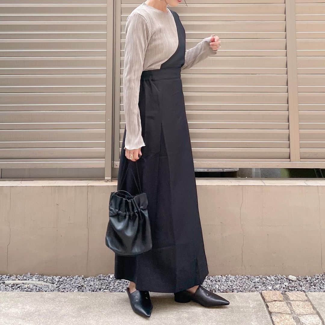 Kikuno Sayumiさんのインスタグラム写真 - (Kikuno SayumiInstagram)「〻pleats blouse〻 ・ ・ ・ @classicalelf_official のプリーツブラウス𓂃 ・ 細めのプリーツがシンプルなのにおしゃれに見えるデザイン✨さらっとしてて着心地も良いよ🙆‍♀️ ・ 袖のメロウデザインや少し長めになってて萌え袖になるのもお気に入りポイント♡細見え効果もあるよ❕ ・ 豊富なカラバリ６色展開でインでもアウトでも決まりやすい丈感で1枚あると便利😆 ・ ・ ・ #ファッション#コーデ#fashion#ママ#ママコーデ#プチプラコーデ#大人カジュアル#ヘアアレンジ#大人可愛い#シンプルコーデ#クラシカルエルフ#classicalelf#エルフコーデ#ブラウス#ブラウスコーデ  #フリルブラウス#locari #ロカリ#大人コーデ#大人カジュアル#PR #お洒落さんと繋がりたい#春コーデ」2月19日 19時00分 - sayumikikuno
