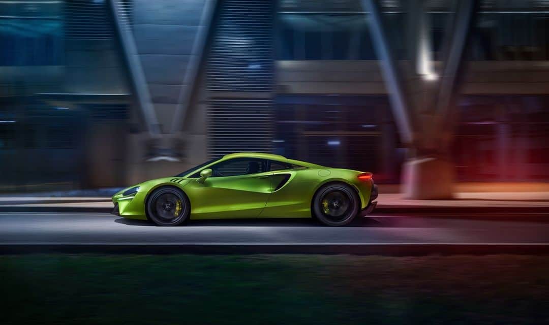 McLaren Automotiveのインスタグラム：「McLaren’s first series production High-Performance Hybrid supercar focuses more than half a century of racing and road car experience and expertise into a next-generation supercar that blends ground-breaking technology with McLaren’s dedication to pure driver engagement. ​  #McLarenArtura ​」