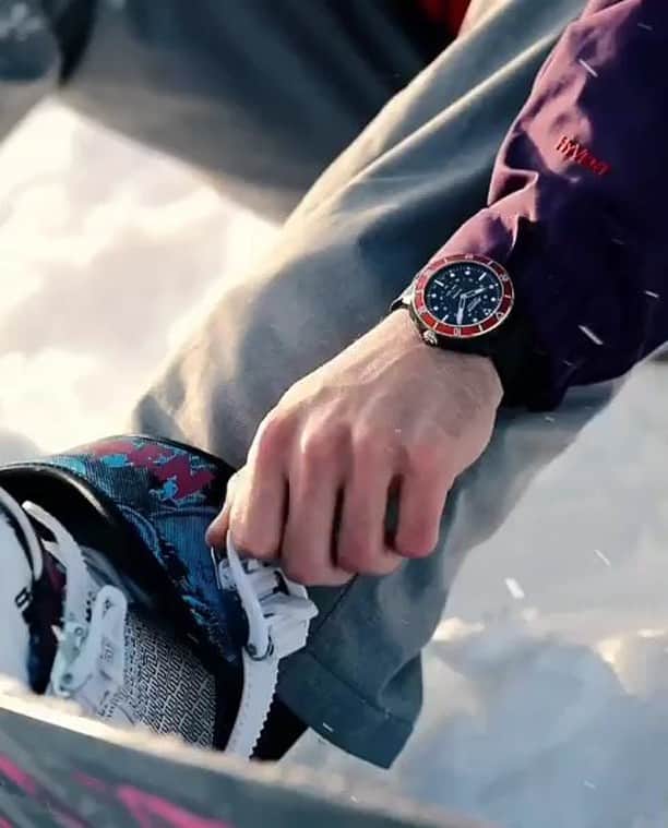 Alpina Watches Japanのインスタグラム：「赤いベゼルが目を引くスポーティな一本が雪山ならではの高揚感を盛り上げてくれる ㅤㅤㅤㅤㅤㅤㅤㅤㅤㅤㅤㅤㅤ ダイバーズウォッチの名品「シーストロング」コレクションのGMT搭載モデルは、海中だけでなく雪と戯れるウィンタースポーツの際にも頼もしい30気圧防水仕様。クールなブラックボディのアクセントに効かせた深い赤のベゼルがポイントです。さりげないけど印象的な配色の妙でスポーツコーデを引き立てて。 ㅤㅤㅤㅤㅤㅤㅤㅤㅤㅤㅤㅤㅤ 《シーストロング ダイバー300 GMT》 AL-247LGBRG4TV6 ¥88,000 (税込) クォーツ、30気圧防水、ラバーストラップ . . . . . . #Alpina #AlpinaWatchesJapan #swissmade #swisswatch #watch #wristwatch #sportwatch #outdoor #seastrong #diver #GMT #アルピナ #アルピナウォッチ #スイス時計 #時計 #腕時計 #スポーツウォッチ #アウトドア #時計好きな人と繋がりたい #シーストロング #ダイバー」