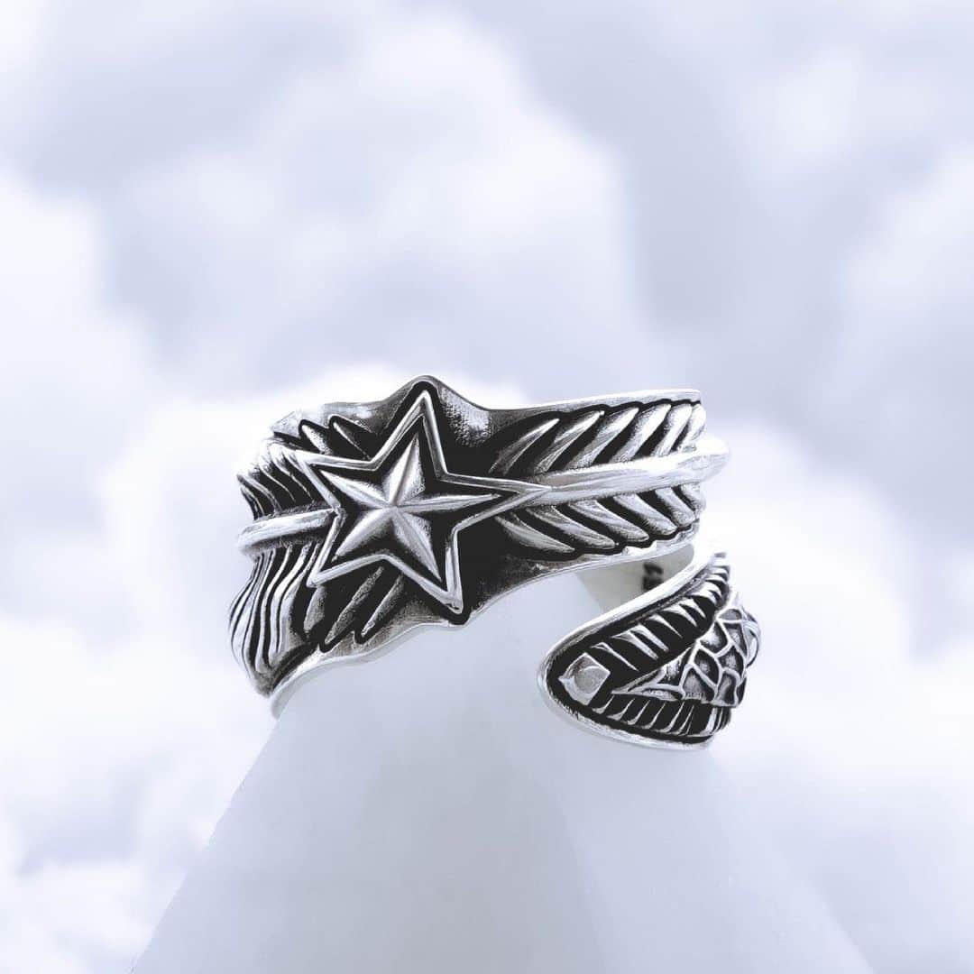 コディ サンダーソンのインスタグラム：「Let it snow let it snow!! #feather #arrow #navajojewelry  #silver @codysanderson _official #silver」