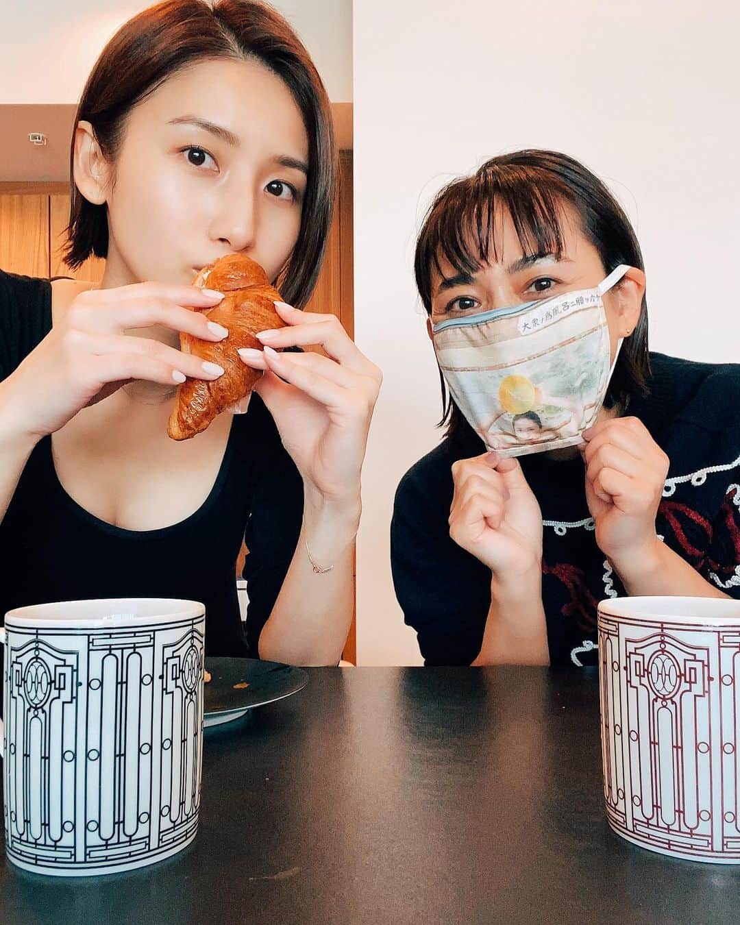 のインスタグラム：「. 自宅サウナ＆おつまみのYouTubeが公開されました👏  おつまみ作ってたら余計にお腹が減ってしまい、元気がなくなった私に真弓さんが途中で軽食作ってくれながら撮りまして🤣ありがたや。  プロフィールのURLからyoutubeとべます👍 . . #自宅サウナ　#サウナyoutube  #おつまみ　#クロワッサンサンドイッチ」