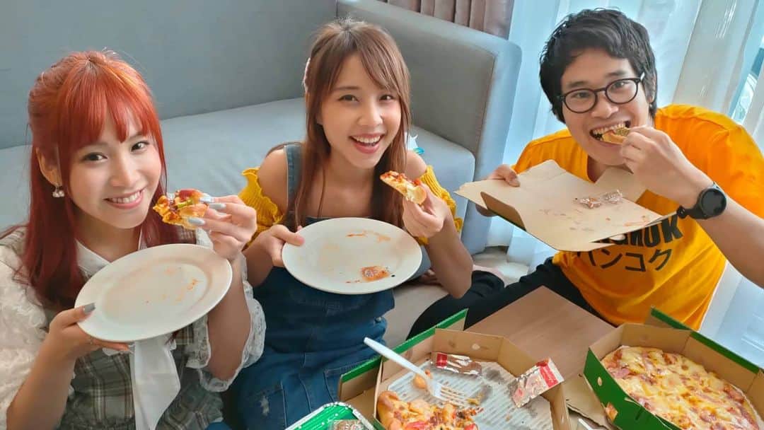 ビーム先生のインスタグラム：「みんなでピザ(笑) 楽しかったです♥ พิซซ่าปาร์ตี้ !!!   #influencer #blogger #youtuber #thai #thaigirl #japan #日本　#タイ　#インフルエンサー　#ブロガー　#ユーチューバー　#外国人　#訪日外国人　#タイ人　#タイ語　#บล็อกเกอร์ #ยูทูปเบอร์ #ไทย #ญี่ปุ่น #ภาษาญี่ปุ่น」