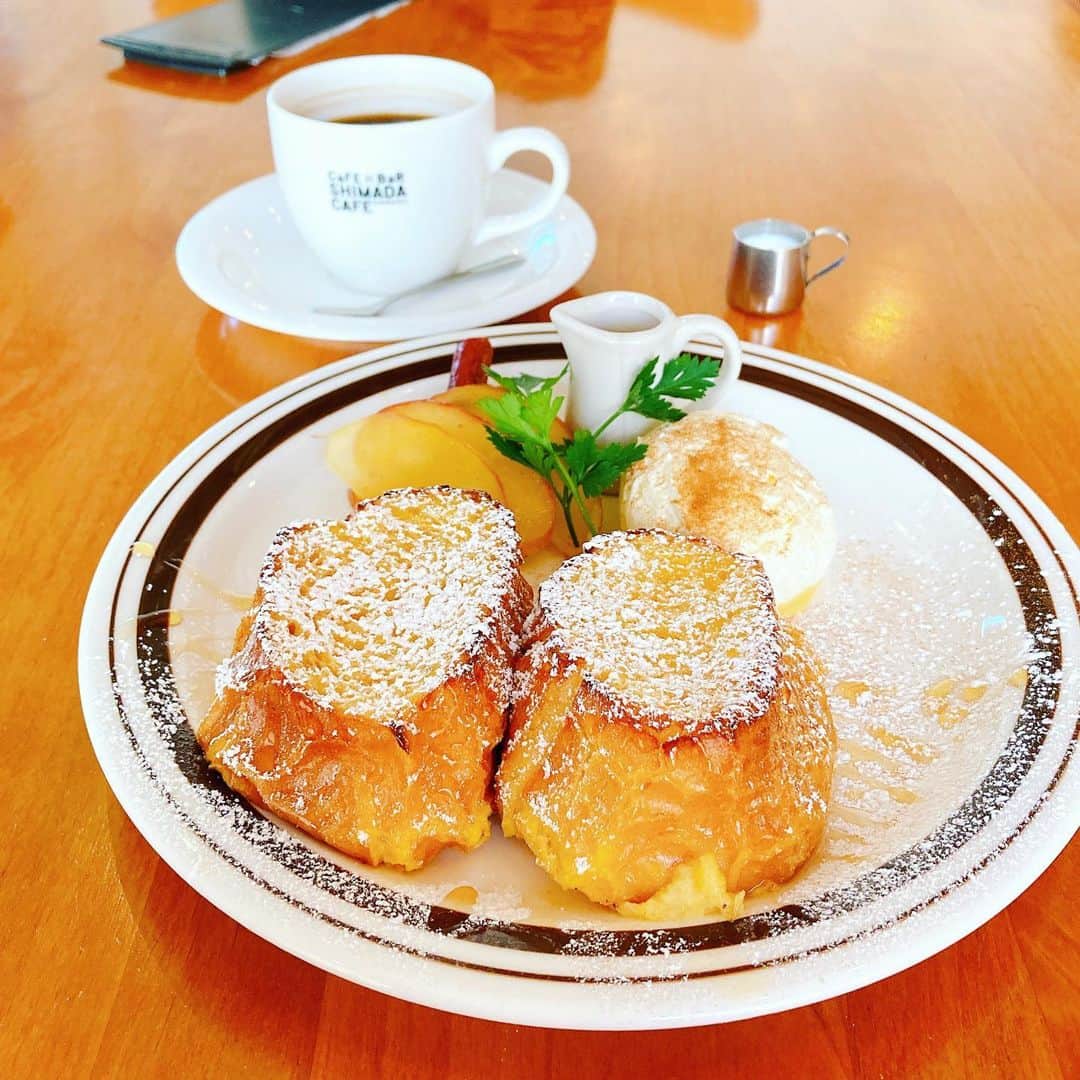 園崎未恵のインスタグラム：「半熟トロトロのフレンチトーストは初めて食べました。遅い昼餉の代わり。 #ShimadaCafe」