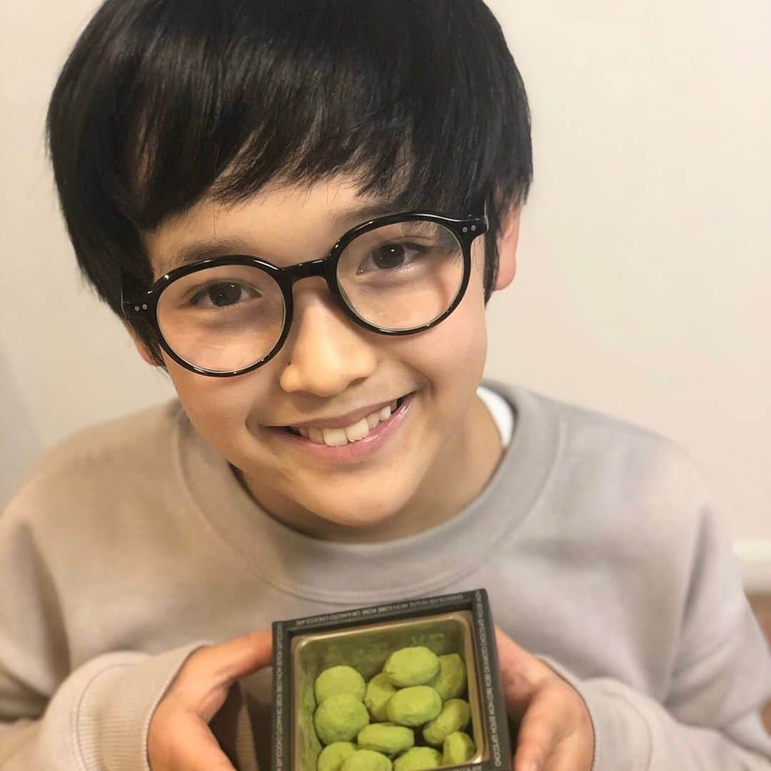 山口太幹さんのインスタグラム写真 - (山口太幹Instagram)「バレンタインデーにお母さんからもらった抹茶のチョコだよ\(//∇//)\  抹茶大好きだから、すごく美味しかった🤗  また、買って欲しいな❣️  #山口太幹 #宮崎出身 #小学生男子 #子役 #俳優 #海汐プロダクション所属 #アービング所属 #バレンタイン  #2月14日 #valentines #チョコ #お母さん #ありがとう #抹茶大好き #コナン似 #メガネ」2月19日 19時05分 - taiki_umipro