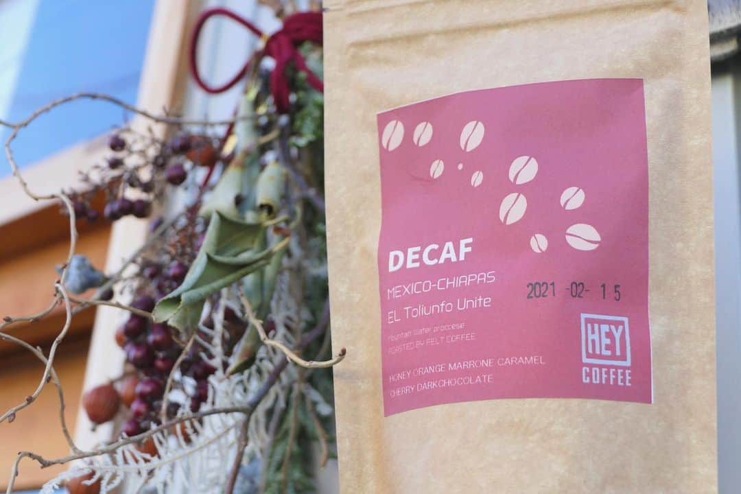 HeyCoffeeさんのインスタグラム写真 - (HeyCoffeeInstagram)「. 新しいDECAFお豆入荷しました☕️ . こんばんわ、店主ゆかです。 今日はまったりした日で久々にお客さんたちとおはなししたりしながらの営業でした。 ご来店の集中もなくてゆっくりお過ごしいただけたかなと思います。 . さてノンカフェインやレスカフェインにつとめてらっしゃる方増えてきて最近DECAFすごくよく動くようになってきたのですがお豆が変わりました。 . 今度のロースターさんは知る人ぞ知る @felt_coffee さんのメキシコのDECAFです。 マウンテンウォーター製法でのタイプになるのでメキシコの天然水をつかいカフェインだけを引き抜くスタイルで薬剤をしようしない体に安心なDECAFです。 . 今までのものに比べ焙煎度がすこし深くなっていますがはちみつや栗のようなこっくりした甘さがありミルクの相性がヨシです◎ . 豆売りも100gから行ってます。 ぜひお試しくださいませ。  . 明日明後日はお天気がよくお持ち帰りと店内利用がかさなりそうです。店内のご利用をご希望されている方は昨日お知らせした通り極力お席のご予約をお願いします。 . それではまた明日9:00-18:00、ガイと店主ゆかでお待ちしております！ .  .﻿ •••••TODAYS SWEETS •••••﻿ ﻿ +マオシリーズ﻿ ▷POUND CAKES﻿ ゆずポピーシード　▷シーズンラストです﻿ いちご﻿ ハーフパウンド//いちご　▷かなりお得﻿ ﻿ ﻿ ▷COOKIES ﻿ マーブルクッキー﻿ アポロクッキー﻿ マシュマロ ▷久々に店頭にあります﻿ ビターチョコ ﻿ ココアマシュマロ ▷大人気のやつ﻿ ココナッツシュガー NEW﻿ クッキーアソート ﻿ ﻿ ﻿ +yoriシリーズ﻿ 玄米粉ショートブレット（ホワイトチョコ&ラベンダー)﻿ カルダモンボール﻿ バナナアーモンドビスコッティ﻿ レモンクッキー﻿ キャラメルクッキー﻿ ﻿ +その他﻿ -RITOU NUTS 入荷しました﻿ ﻿ ✩戸田市お持ち帰り半額キャンペーン✩﻿ 当店は【ドリンクが対象】です﻿ セット品やその他フードは対象ではありません﻿ なおお持ち帰りの際のテイクアウトカップは有料です﻿ 当店はエコを推進しており、極力プラスチックや紙製品の削減に取り組んでいます﻿ できる限りお持ちください（500ミリはいれば十分です）﻿ ﻿ 新店舗北赤羽THE GATE BY HEYCOFFEE の情報はこちらから⬇︎﻿ @thegatebyheycoffee﻿ オープンは金曜日と土曜日のみ﻿ ﻿ -3/7 9AM-6PM OPEN﻿ 緊急事態宣言を受け店内のカウンター席﻿ テーブル席の人数制限をしております﻿ お席予約可能です（お電話で承ります）﻿ ﻿ ﻿ ﻿ #HeyCoffee #コーヒー #specialtycoffeeshop #コーヒー巡り  #さいたまカフェ #saitamacafe #戸田市 #戸田公園 #蕨市 #赤羽カフェ #tokyocoffee コーヒーとサンドイッチ #戸田市お持ち帰り半額キャンペーン #stayhome戸田 #テイクアウト半額キャンペーン #decaf  #feltcoffee」2月19日 19時06分 - heycoffee.jp