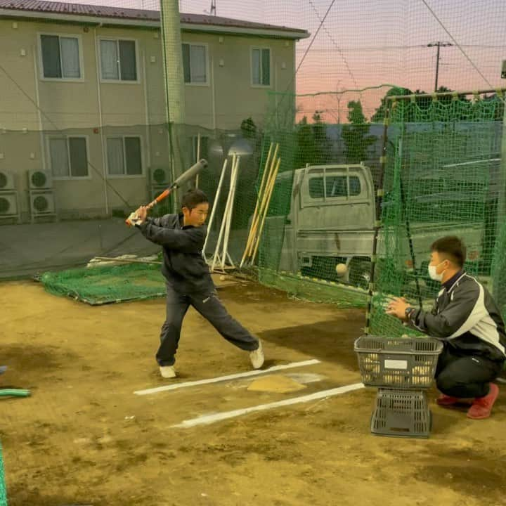 一場靖弘のインスタグラム：「金曜日のアカデミー⚾️ 今日は ・フリーバッティング ・早打ち ・キャッチボール ・守備練習 手投げでのバッティングは撮れませんでした💧 バッティング練習の途中で右手が痛い生徒がいた為、投球なし＋別メニュー😢 怪我をしていた右手が完治していなかった模様💦 ノックに入る前に下半身強化しながら守備練習💪 入塾してから力強い打球が飛ぶ様になり、本人もそれが実感出来てるようでした😁 いつでも塾生、体験募集してます😁  #千葉 #松戸市 #流山市 #三郷市 #柏市 #レッドストロングス松戸 #一場靖弘ベースボールアカデミー #両国整骨院 #野球塾 #一場靖弘 #元プロ野球選手 #ベースボール #野球 #草野球 #野球教室 #個別指導 #ナイター野球 #少年野球 #シニアリーグ #ボーイズリーグ #ポニーリーグ #軟式野球 #硬式野球 #向上心 #アンダーアーマー #生徒募集中 #野球教室 #出張野球教室 #youtube」