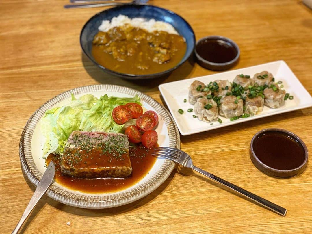 クロさんのインスタグラム写真 - (クロInstagram)「先日のご飯👩🏽‍🍳✨✨﻿ ﻿ これ、﻿ 湯煎しただけなんです🤤🤤🤤﻿ 95%（どころか98%⁈）完成した状態で冷凍で届いて，温めるだけで完成！！！﻿ 本当5分で出来ちゃうミールキット👩🏽‍🍳💨﻿ （冷凍で3週間の保存が可能）﻿ ﻿ お料理を教えて30年❗️﻿ 銀座でお料理教室をかまえる﻿ 槻谷先生 @hirokotsukitani が開発した，本格的な味が楽しちゃうミールキット😭👏🏽👏🏽﻿ ﻿ もうね，本当に本当に手軽で驚いた！﻿ 湯煎するだけで完全に美味しいのこれ驚く！ご飯までも👏🏽👏🏽﻿ フレンチチキンカレーは濃厚で甘さもあってさっちゃんにも大好評♩チキンは柔らかく、ルーは市販では味わったことのない濃厚な深い味💪🏽﻿ 栗入りミートローフのソースも絶品！！﻿ これは夫がバクバクたいらげてました〜﻿ 手作りしゅうまいも本当美味しかった😭🙏🏽🙏🏽﻿ 初回限定10％OFFクーポン『YNRWQ8FL』﻿ (6000円以上の購入で使えます)﻿ も使えますのでぜひ🙏🏽﻿ ﻿ 今回はPRでお試しさせていただきましたが，また普通に頼みたい♩﻿ （てか，頼みました）﻿ ミールキットメインでわけんけしてもよいし、他，サラダとか、お味噌汁とか添えて、家族でシェアするのも色々と食べられて最高👏🏽👏🏽👏🏽﻿ 簡単でこんなに美味しく，安心なの、嬉しいです👧🏽💕﻿ ﻿ #時短料理 #主婦の味方 #ミールキット #pr #槻谷先生 #槻谷寛子ミールキット 定食ご飯 #今日の晩御飯 つくりおき食堂まりえ #お家ごはん #おうちごはん #時短ご飯 #dinner #簡単レシピ #レシピ #電子レンジご飯 #時短レシピ#yummy #delistagrammer #homecooking #tokyo #japanesefood #instafood #foodstagram #クロリサ的自炊 #おうちご飯 #クッキングラム #晩ごはん #instagood #instalike #tokyo #可愛い #大好き」2月19日 19時06分 - kuro_risa