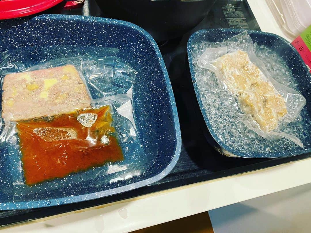 クロさんのインスタグラム写真 - (クロInstagram)「先日のご飯👩🏽‍🍳✨✨﻿ ﻿ これ、﻿ 湯煎しただけなんです🤤🤤🤤﻿ 95%（どころか98%⁈）完成した状態で冷凍で届いて，温めるだけで完成！！！﻿ 本当5分で出来ちゃうミールキット👩🏽‍🍳💨﻿ （冷凍で3週間の保存が可能）﻿ ﻿ お料理を教えて30年❗️﻿ 銀座でお料理教室をかまえる﻿ 槻谷先生 @hirokotsukitani が開発した，本格的な味が楽しちゃうミールキット😭👏🏽👏🏽﻿ ﻿ もうね，本当に本当に手軽で驚いた！﻿ 湯煎するだけで完全に美味しいのこれ驚く！ご飯までも👏🏽👏🏽﻿ フレンチチキンカレーは濃厚で甘さもあってさっちゃんにも大好評♩チキンは柔らかく、ルーは市販では味わったことのない濃厚な深い味💪🏽﻿ 栗入りミートローフのソースも絶品！！﻿ これは夫がバクバクたいらげてました〜﻿ 手作りしゅうまいも本当美味しかった😭🙏🏽🙏🏽﻿ 初回限定10％OFFクーポン『YNRWQ8FL』﻿ (6000円以上の購入で使えます)﻿ も使えますのでぜひ🙏🏽﻿ ﻿ 今回はPRでお試しさせていただきましたが，また普通に頼みたい♩﻿ （てか，頼みました）﻿ ミールキットメインでわけんけしてもよいし、他，サラダとか、お味噌汁とか添えて、家族でシェアするのも色々と食べられて最高👏🏽👏🏽👏🏽﻿ 簡単でこんなに美味しく，安心なの、嬉しいです👧🏽💕﻿ ﻿ #時短料理 #主婦の味方 #ミールキット #pr #槻谷先生 #槻谷寛子ミールキット 定食ご飯 #今日の晩御飯 つくりおき食堂まりえ #お家ごはん #おうちごはん #時短ご飯 #dinner #簡単レシピ #レシピ #電子レンジご飯 #時短レシピ#yummy #delistagrammer #homecooking #tokyo #japanesefood #instafood #foodstagram #クロリサ的自炊 #おうちご飯 #クッキングラム #晩ごはん #instagood #instalike #tokyo #可愛い #大好き」2月19日 19時06分 - kuro_risa