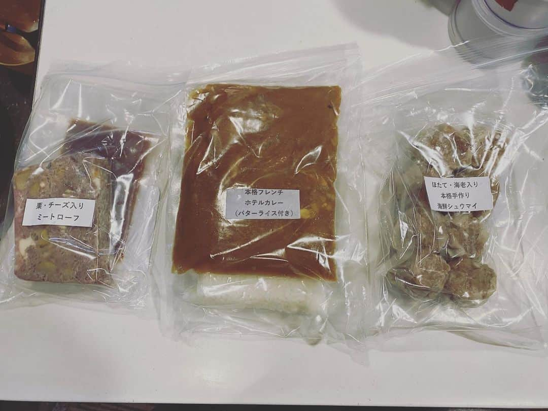 クロさんのインスタグラム写真 - (クロInstagram)「先日のご飯👩🏽‍🍳✨✨﻿ ﻿ これ、﻿ 湯煎しただけなんです🤤🤤🤤﻿ 95%（どころか98%⁈）完成した状態で冷凍で届いて，温めるだけで完成！！！﻿ 本当5分で出来ちゃうミールキット👩🏽‍🍳💨﻿ （冷凍で3週間の保存が可能）﻿ ﻿ お料理を教えて30年❗️﻿ 銀座でお料理教室をかまえる﻿ 槻谷先生 @hirokotsukitani が開発した，本格的な味が楽しちゃうミールキット😭👏🏽👏🏽﻿ ﻿ もうね，本当に本当に手軽で驚いた！﻿ 湯煎するだけで完全に美味しいのこれ驚く！ご飯までも👏🏽👏🏽﻿ フレンチチキンカレーは濃厚で甘さもあってさっちゃんにも大好評♩チキンは柔らかく、ルーは市販では味わったことのない濃厚な深い味💪🏽﻿ 栗入りミートローフのソースも絶品！！﻿ これは夫がバクバクたいらげてました〜﻿ 手作りしゅうまいも本当美味しかった😭🙏🏽🙏🏽﻿ 初回限定10％OFFクーポン『YNRWQ8FL』﻿ (6000円以上の購入で使えます)﻿ も使えますのでぜひ🙏🏽﻿ ﻿ 今回はPRでお試しさせていただきましたが，また普通に頼みたい♩﻿ （てか，頼みました）﻿ ミールキットメインでわけんけしてもよいし、他，サラダとか、お味噌汁とか添えて、家族でシェアするのも色々と食べられて最高👏🏽👏🏽👏🏽﻿ 簡単でこんなに美味しく，安心なの、嬉しいです👧🏽💕﻿ ﻿ #時短料理 #主婦の味方 #ミールキット #pr #槻谷先生 #槻谷寛子ミールキット 定食ご飯 #今日の晩御飯 つくりおき食堂まりえ #お家ごはん #おうちごはん #時短ご飯 #dinner #簡単レシピ #レシピ #電子レンジご飯 #時短レシピ#yummy #delistagrammer #homecooking #tokyo #japanesefood #instafood #foodstagram #クロリサ的自炊 #おうちご飯 #クッキングラム #晩ごはん #instagood #instalike #tokyo #可愛い #大好き」2月19日 19時06分 - kuro_risa