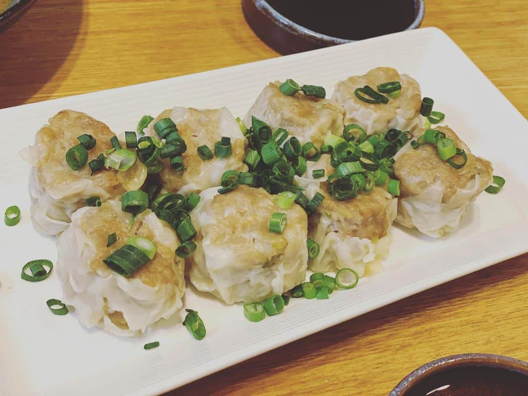 クロさんのインスタグラム写真 - (クロInstagram)「先日のご飯👩🏽‍🍳✨✨﻿ ﻿ これ、﻿ 湯煎しただけなんです🤤🤤🤤﻿ 95%（どころか98%⁈）完成した状態で冷凍で届いて，温めるだけで完成！！！﻿ 本当5分で出来ちゃうミールキット👩🏽‍🍳💨﻿ （冷凍で3週間の保存が可能）﻿ ﻿ お料理を教えて30年❗️﻿ 銀座でお料理教室をかまえる﻿ 槻谷先生 @hirokotsukitani が開発した，本格的な味が楽しちゃうミールキット😭👏🏽👏🏽﻿ ﻿ もうね，本当に本当に手軽で驚いた！﻿ 湯煎するだけで完全に美味しいのこれ驚く！ご飯までも👏🏽👏🏽﻿ フレンチチキンカレーは濃厚で甘さもあってさっちゃんにも大好評♩チキンは柔らかく、ルーは市販では味わったことのない濃厚な深い味💪🏽﻿ 栗入りミートローフのソースも絶品！！﻿ これは夫がバクバクたいらげてました〜﻿ 手作りしゅうまいも本当美味しかった😭🙏🏽🙏🏽﻿ 初回限定10％OFFクーポン『YNRWQ8FL』﻿ (6000円以上の購入で使えます)﻿ も使えますのでぜひ🙏🏽﻿ ﻿ 今回はPRでお試しさせていただきましたが，また普通に頼みたい♩﻿ （てか，頼みました）﻿ ミールキットメインでわけんけしてもよいし、他，サラダとか、お味噌汁とか添えて、家族でシェアするのも色々と食べられて最高👏🏽👏🏽👏🏽﻿ 簡単でこんなに美味しく，安心なの、嬉しいです👧🏽💕﻿ ﻿ #時短料理 #主婦の味方 #ミールキット #pr #槻谷先生 #槻谷寛子ミールキット 定食ご飯 #今日の晩御飯 つくりおき食堂まりえ #お家ごはん #おうちごはん #時短ご飯 #dinner #簡単レシピ #レシピ #電子レンジご飯 #時短レシピ#yummy #delistagrammer #homecooking #tokyo #japanesefood #instafood #foodstagram #クロリサ的自炊 #おうちご飯 #クッキングラム #晩ごはん #instagood #instalike #tokyo #可愛い #大好き」2月19日 19時06分 - kuro_risa