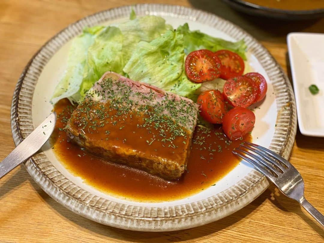 クロさんのインスタグラム写真 - (クロInstagram)「先日のご飯👩🏽‍🍳✨✨﻿ ﻿ これ、﻿ 湯煎しただけなんです🤤🤤🤤﻿ 95%（どころか98%⁈）完成した状態で冷凍で届いて，温めるだけで完成！！！﻿ 本当5分で出来ちゃうミールキット👩🏽‍🍳💨﻿ （冷凍で3週間の保存が可能）﻿ ﻿ お料理を教えて30年❗️﻿ 銀座でお料理教室をかまえる﻿ 槻谷先生 @hirokotsukitani が開発した，本格的な味が楽しちゃうミールキット😭👏🏽👏🏽﻿ ﻿ もうね，本当に本当に手軽で驚いた！﻿ 湯煎するだけで完全に美味しいのこれ驚く！ご飯までも👏🏽👏🏽﻿ フレンチチキンカレーは濃厚で甘さもあってさっちゃんにも大好評♩チキンは柔らかく、ルーは市販では味わったことのない濃厚な深い味💪🏽﻿ 栗入りミートローフのソースも絶品！！﻿ これは夫がバクバクたいらげてました〜﻿ 手作りしゅうまいも本当美味しかった😭🙏🏽🙏🏽﻿ 初回限定10％OFFクーポン『YNRWQ8FL』﻿ (6000円以上の購入で使えます)﻿ も使えますのでぜひ🙏🏽﻿ ﻿ 今回はPRでお試しさせていただきましたが，また普通に頼みたい♩﻿ （てか，頼みました）﻿ ミールキットメインでわけんけしてもよいし、他，サラダとか、お味噌汁とか添えて、家族でシェアするのも色々と食べられて最高👏🏽👏🏽👏🏽﻿ 簡単でこんなに美味しく，安心なの、嬉しいです👧🏽💕﻿ ﻿ #時短料理 #主婦の味方 #ミールキット #pr #槻谷先生 #槻谷寛子ミールキット 定食ご飯 #今日の晩御飯 つくりおき食堂まりえ #お家ごはん #おうちごはん #時短ご飯 #dinner #簡単レシピ #レシピ #電子レンジご飯 #時短レシピ#yummy #delistagrammer #homecooking #tokyo #japanesefood #instafood #foodstagram #クロリサ的自炊 #おうちご飯 #クッキングラム #晩ごはん #instagood #instalike #tokyo #可愛い #大好き」2月19日 19時06分 - kuro_risa